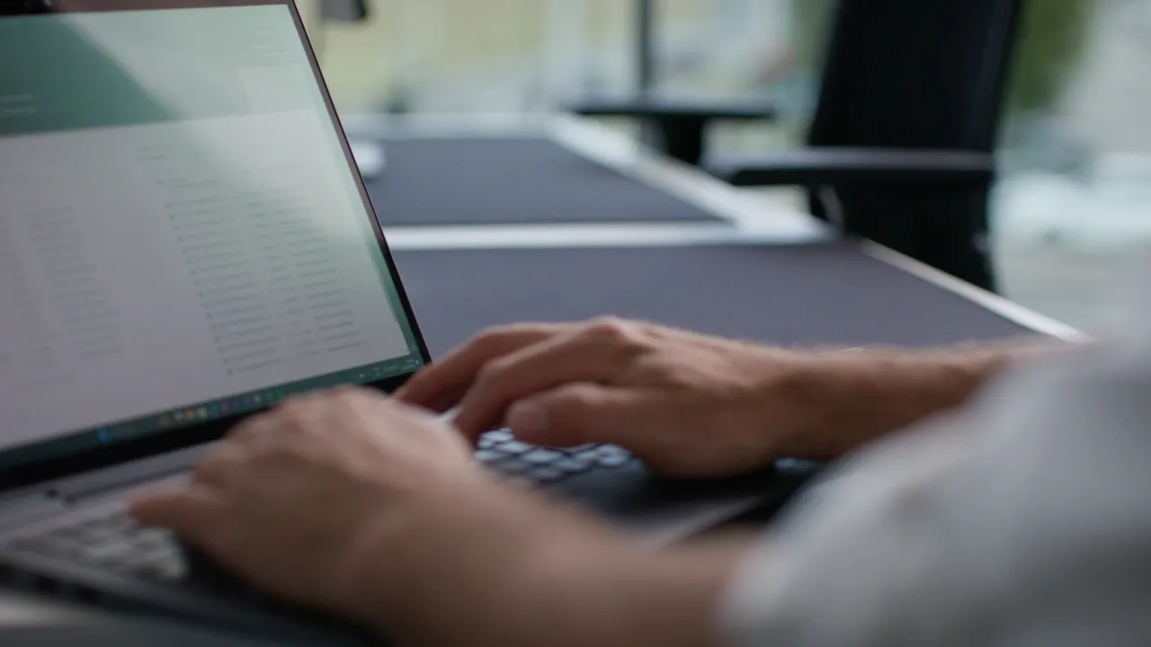 Grauwerk Microsoft / base-IT (2024); Thumbnail, Werbefilm, Customer Success Stories